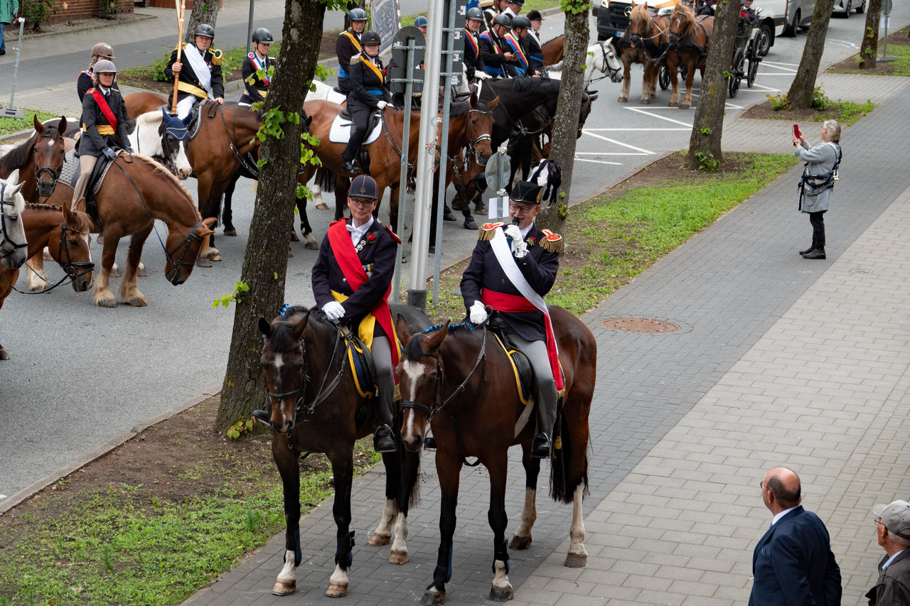 Der General meldet die Reiter vor dem Kloster