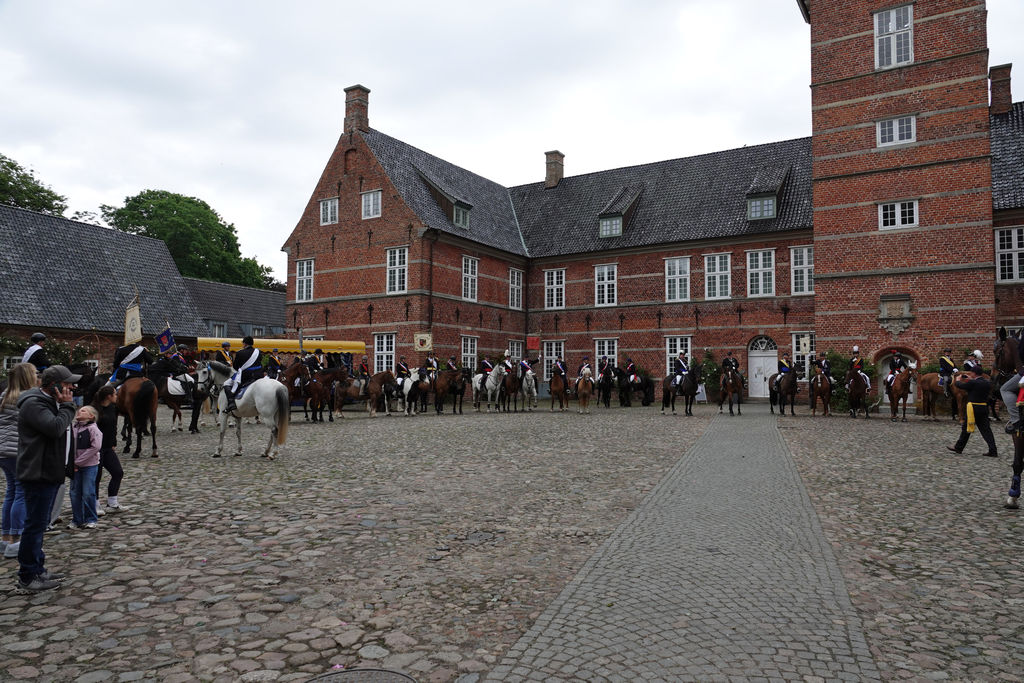 Der Schlosshof bitetet den würdigen Rahmen