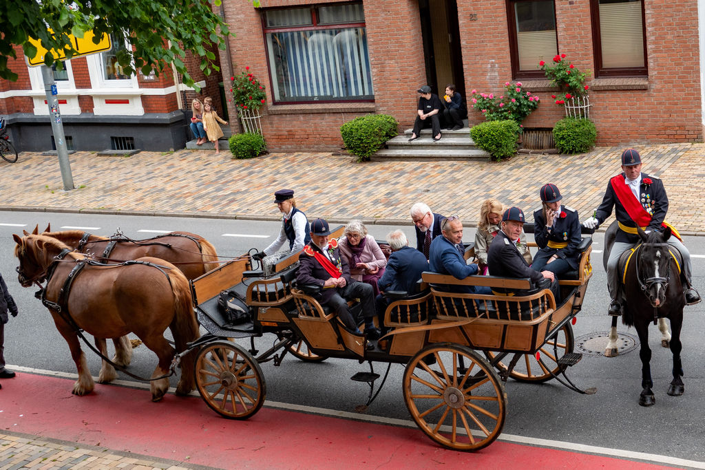 Kutsche mit den Ehrengästen vor dem Kloster