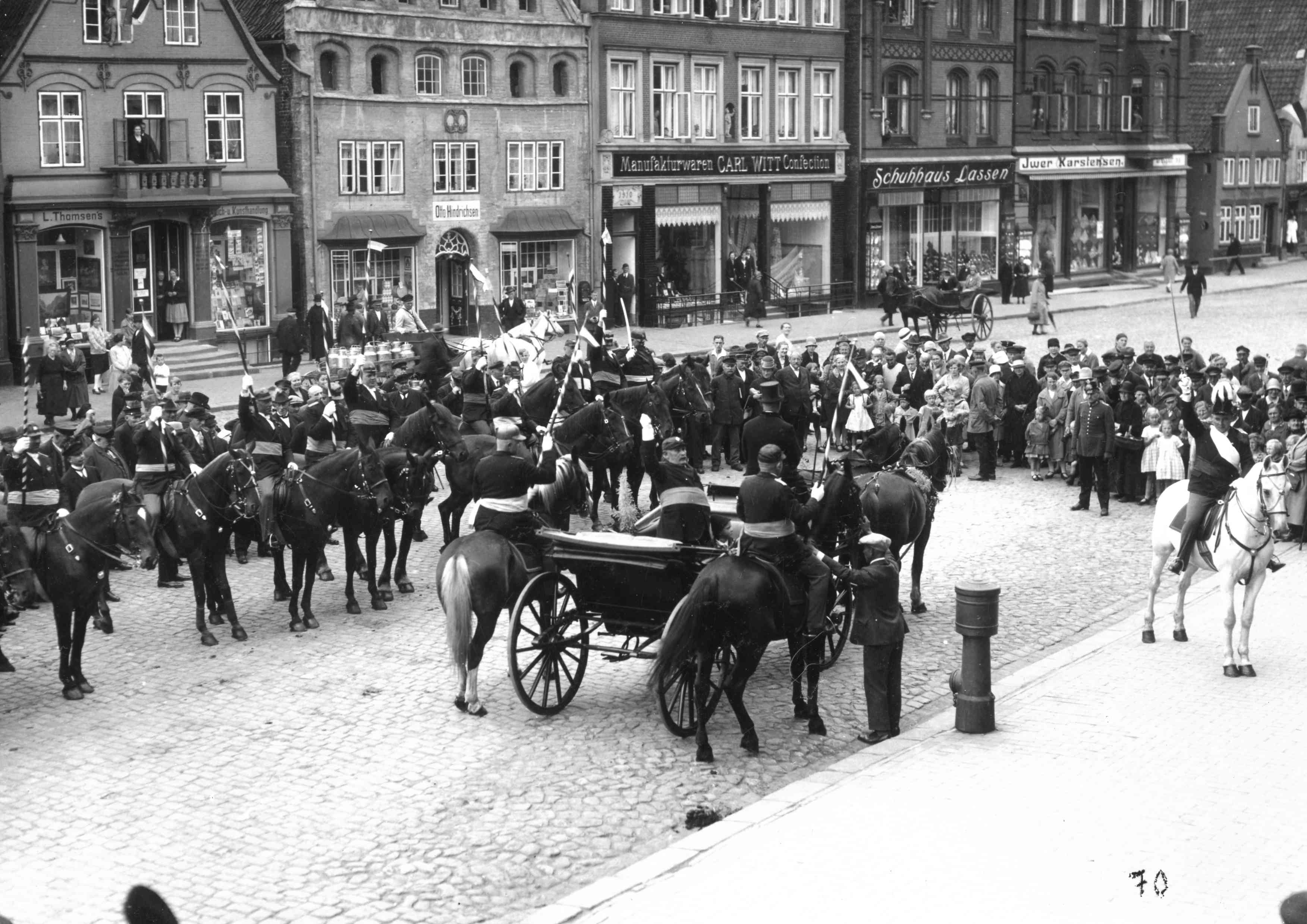 1926 oder 28 Gottfried Vater inder Kutsche Nicklaus Michaelsen als General vor dem Rathaus